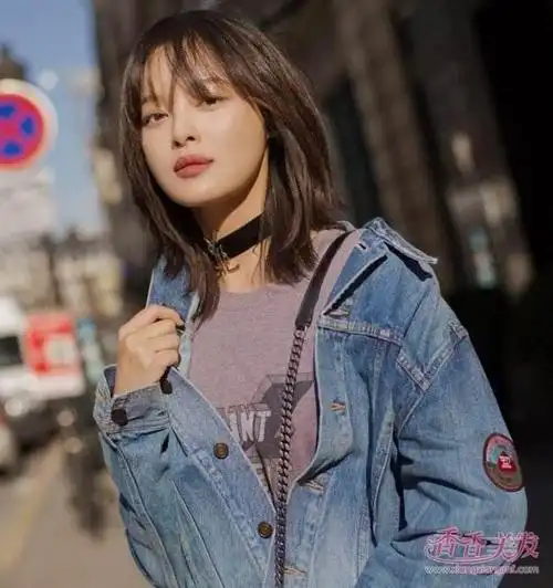 看辛芷蕾的这款锁骨发,简单的直发在发尾做了碎发修剪,额前的碎发刘海