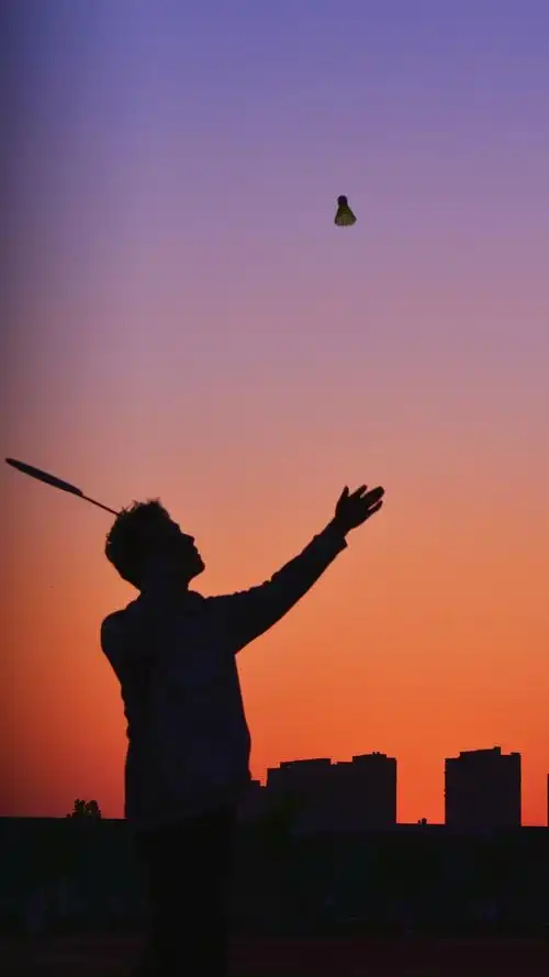 晚霞映照出那青春而又富有活力的身影