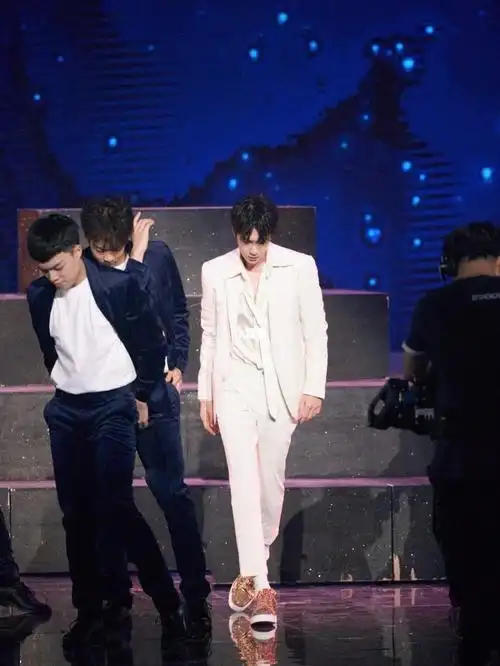 王一博双11盛典穿搭7515白西装跳舞好欲7515_穿搭_西服_跳舞