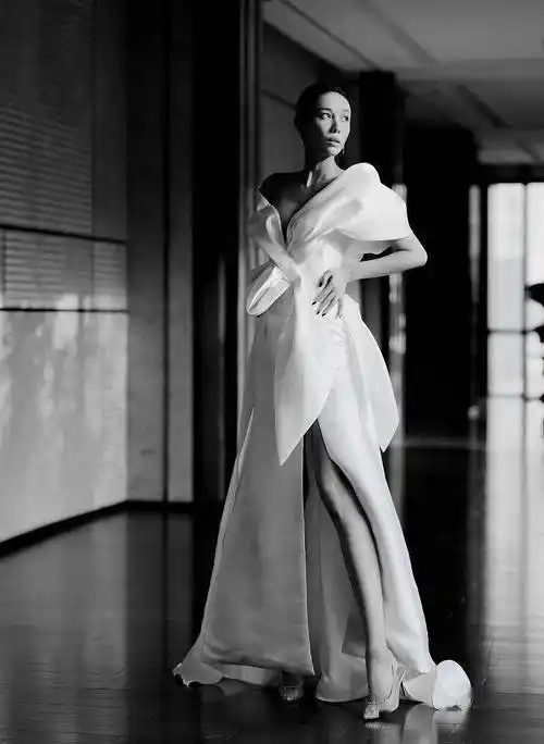 张蓝心蝴蝶结设计感深v礼裙大气 飘逸灵动演绎东方女性美_礼服_写真