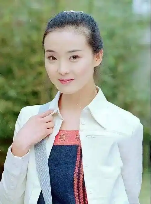 王艳被赶出豪门:15亿豪宅被拍卖,贵妇人设崩塌,她经历了什么?