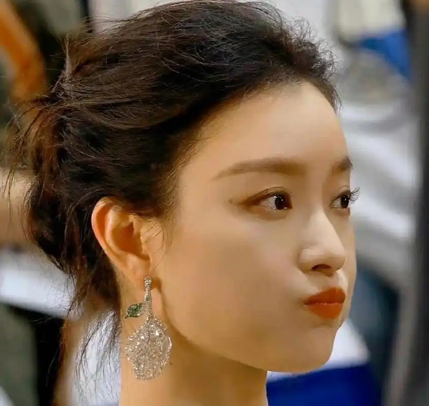 倪妮嘟嘴的样子真可爱