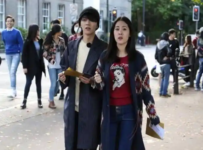 华晨宇官宣有女儿后,张碧晨带女儿外出被拍,和老爸简直复制粘贴_孩子