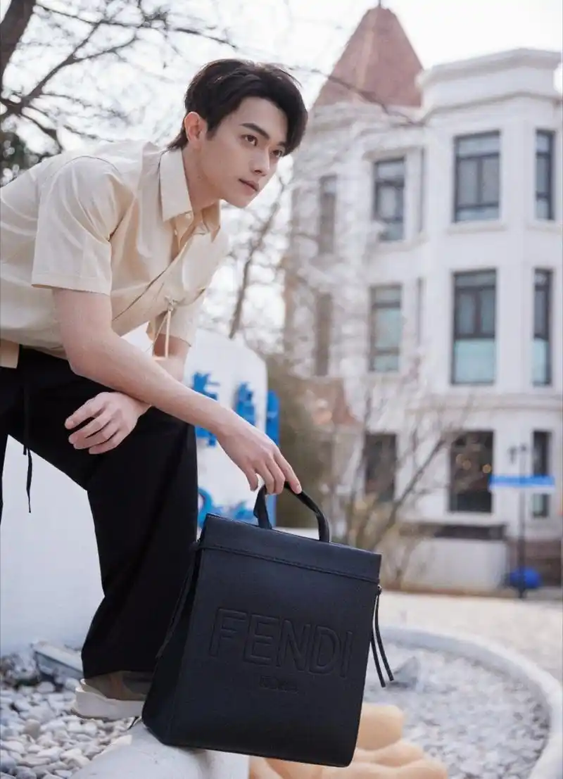 #许凯男大白衬衫写真# @许凯soso 真的是穿衣显瘦脱衣有肉,这一身米色