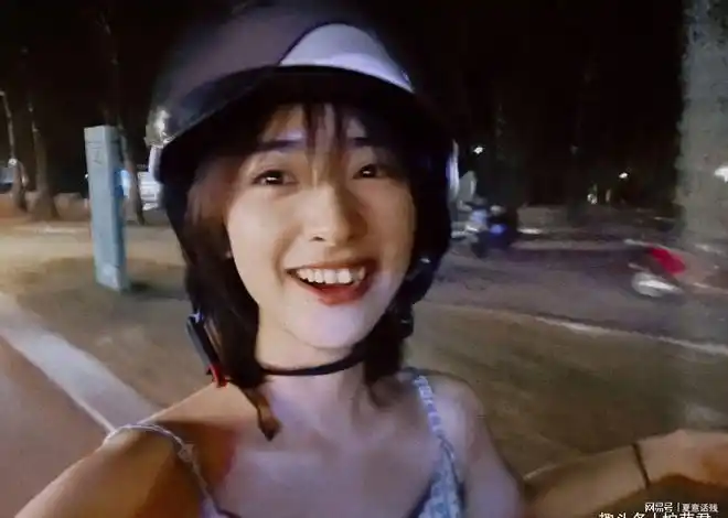 沈月疑似恋情曝光与男生甜蜜互动堪比偶像剧