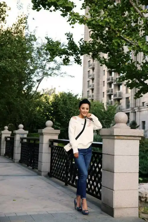 马雅舒上浓妆还是很憔悴,气质大不如从前,中年人的危机没逃过