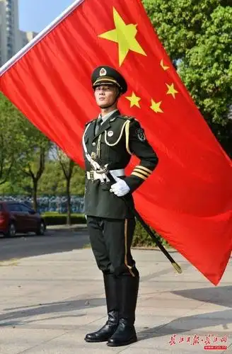 姓名:田期铜 年龄:18岁 籍贯:湖北恩施 年级:2017级 参加国旗护卫队