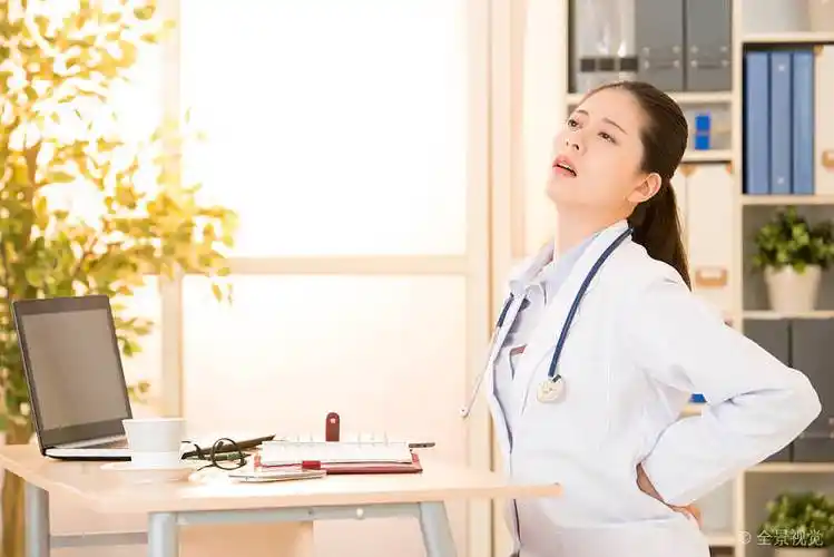 女医生_背影_背痛_诊所_医院_混血_亚洲人_中国人_模型_医疗_卫生保健