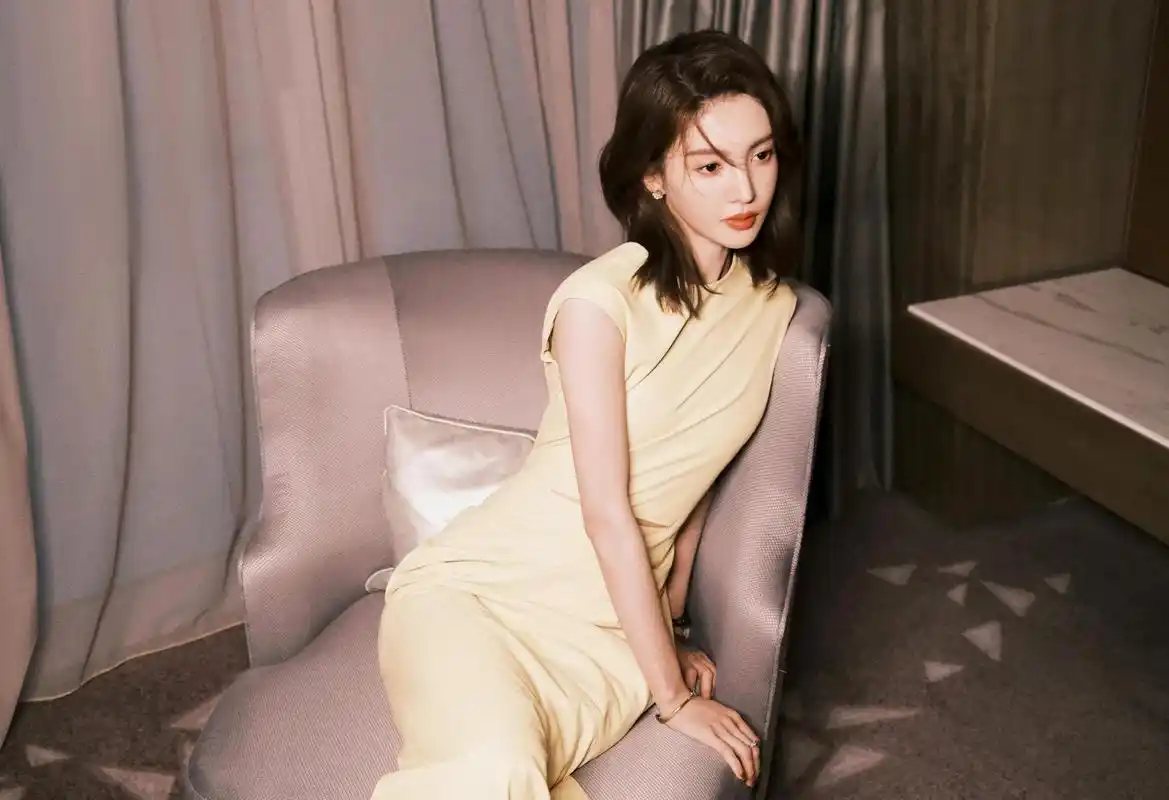 金晨短发配黄色云锦露背连身裙,婀娜多姿魅力四射,女神魅力尽显!