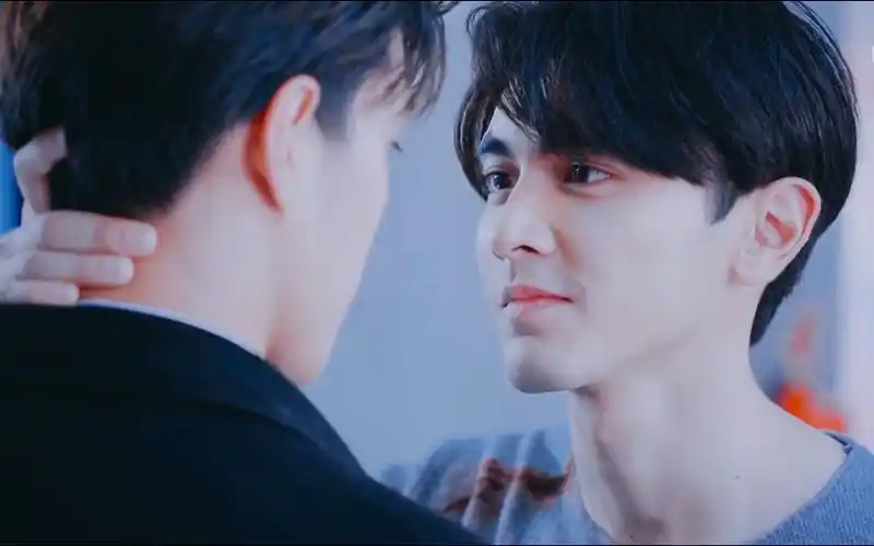 泰剧珠光璀璨ep3假装喜欢男人来个亲亲