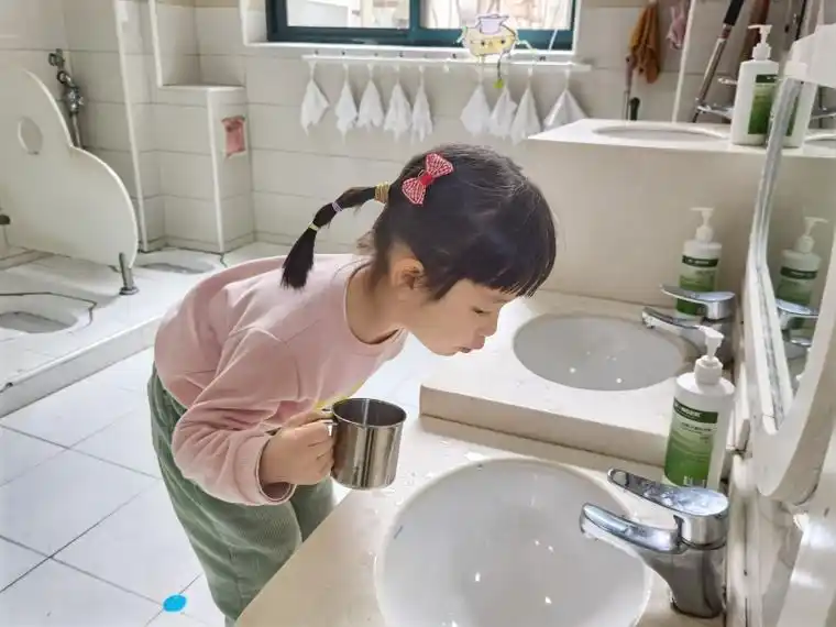 小一班——糖果甜蜜蜜(吃糖要漱口)