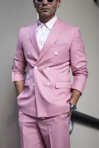 男生在选择粉色穿搭时,可以与丹宁牛仔布组合,粉蓝简直配一脸;也可以