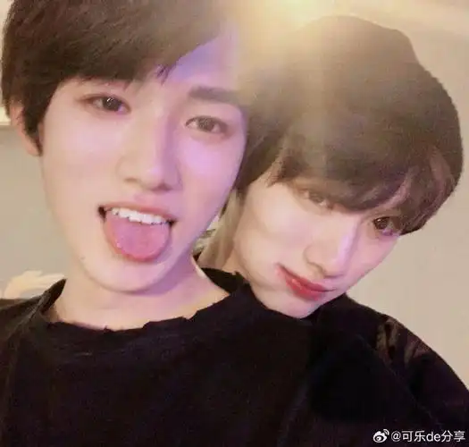 宋亚轩丁程鑫合照