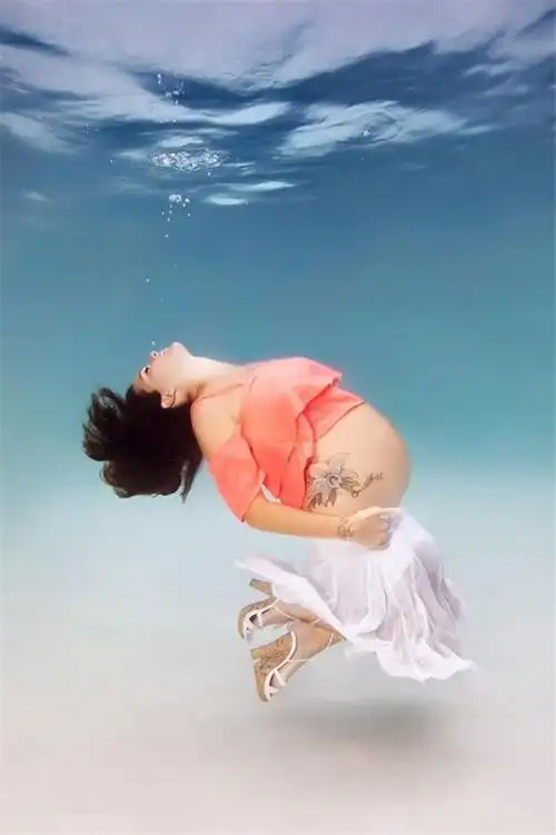 摄影师拍孕妇水下写真 宛如美人鱼