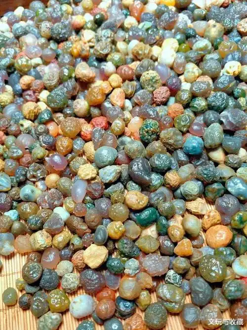 去阿拉善沙漠见到这种酷似经脉的石头一定收起来价格蛮贵的