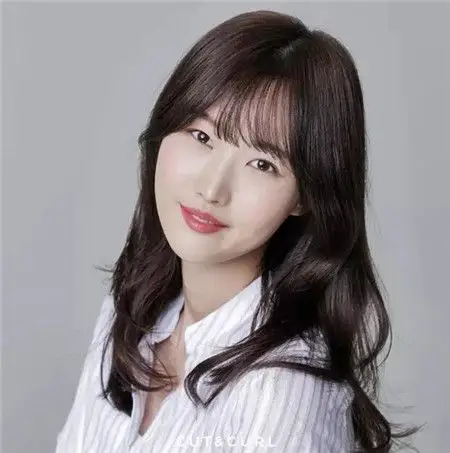 >> 时下流行烫发发型 做个气质的淑女    性感的齐肩发型,简单的蛋卷