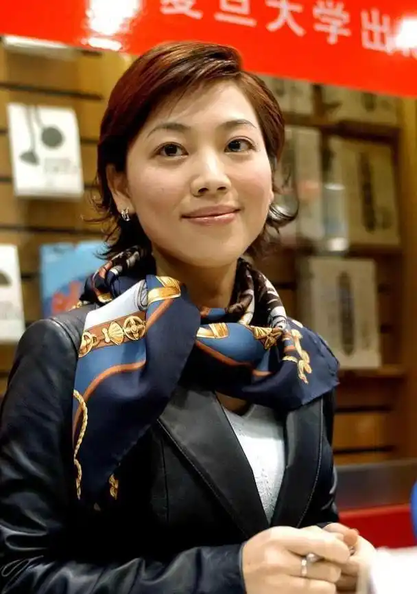 劳春燕:央视背后的坚守与牺牲 央视的主持人队伍中,劳春燕无疑是一位