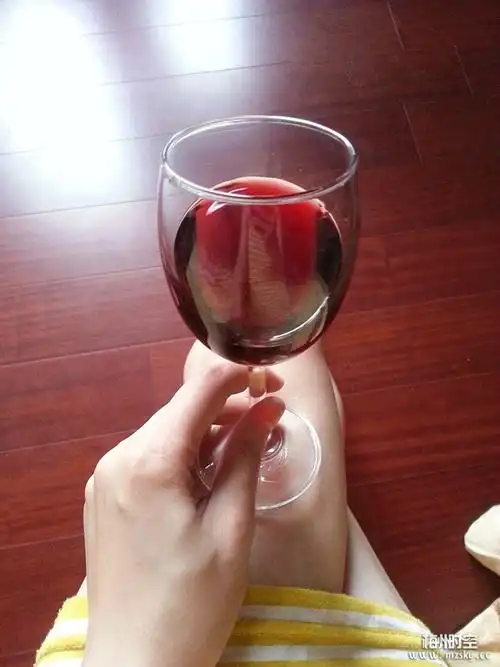 大雨,躲在家里喝红酒