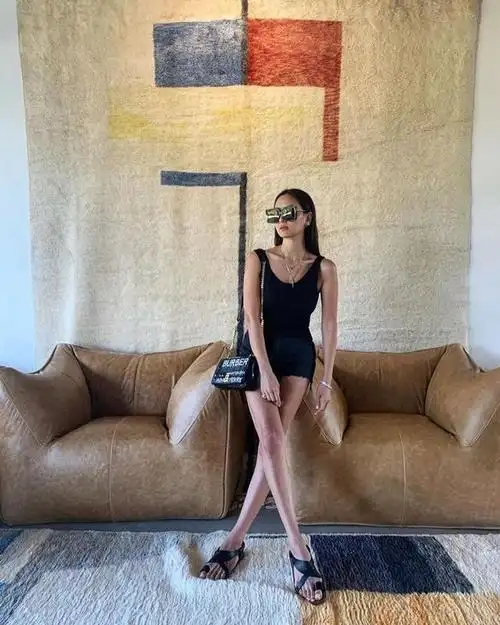 酷爱黑色,台湾时尚名媛孙芸芸的黑色帅气穿搭