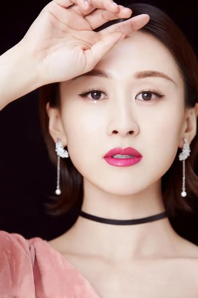 近期,演员练练曝光了两组时尚写真,两组大片风格迥异,或妩媚优雅