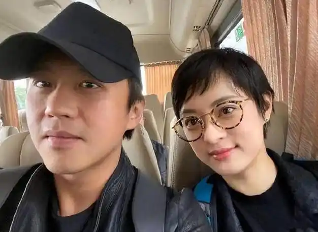 当工作不忙时,邓超还会带着老婆孩子外出游玩,一家四口前往海边开心