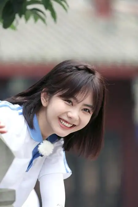 短发少女谭松韵穿校服清纯
