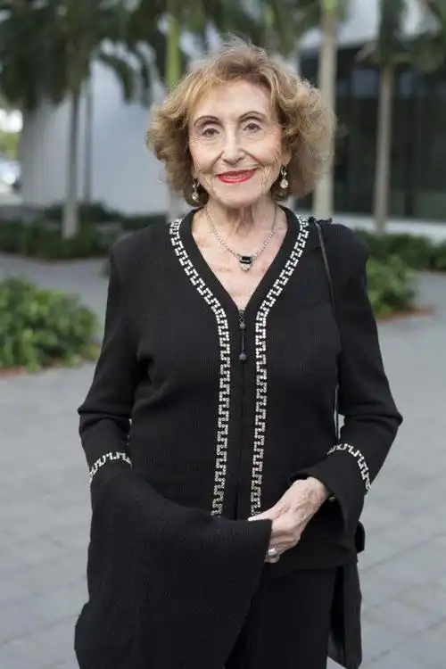 老奶奶太时尚了!72岁高级优雅,衣着光鲜,你27岁就放弃治疗了?