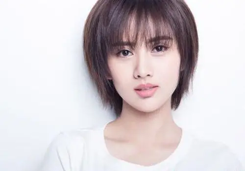 被学校标准学生头要求搞到没脾气女生剪时尚短发不能有学生感吗