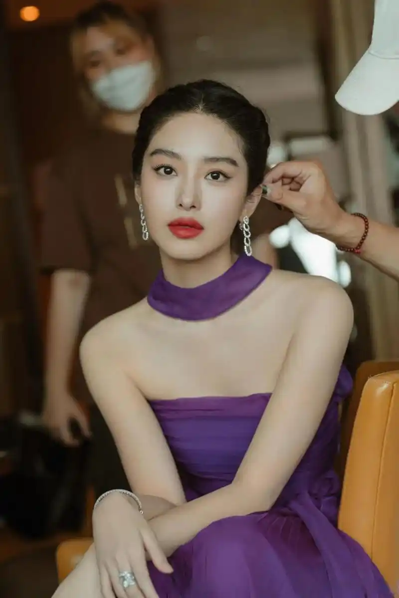 杨采钰的这组写真有种法式美人的味道.