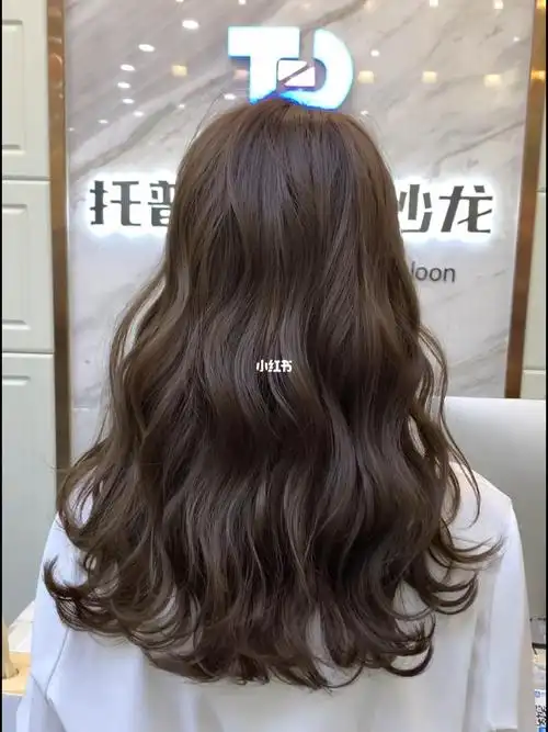 慵懒法式卷卷发特别适合圆脸方脸女孩