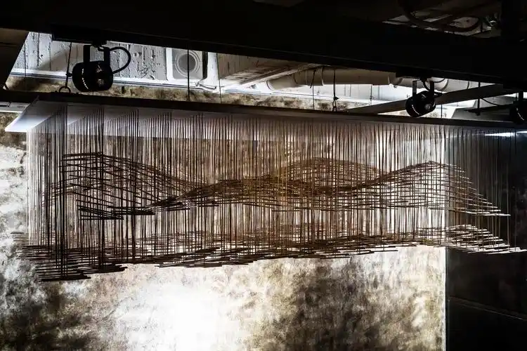 以竹蜻蜓建构的《山海汇》装置艺术作品