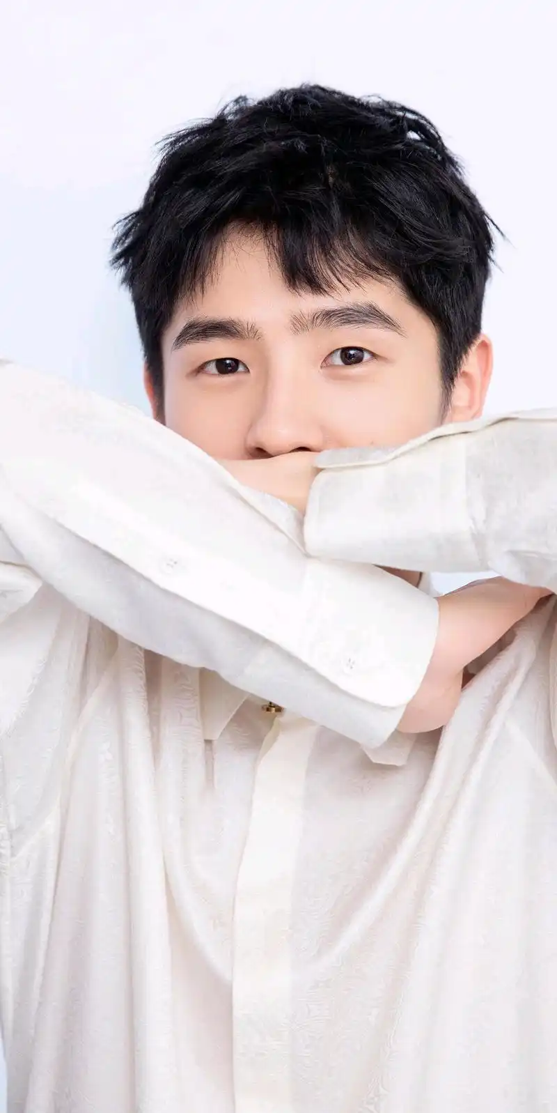 刘昊然白色衬衣照,清爽帅气少年感满满