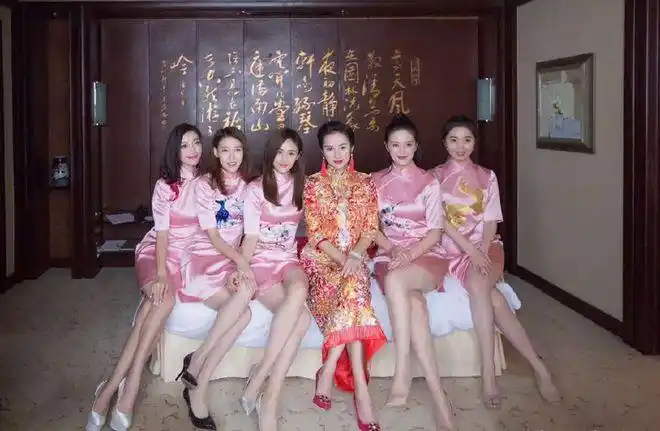 2016年两人举办了婚礼,钱泳辰和吕一的婚礼也是低调而又浪漫,伴娘团更