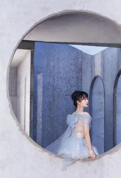 杨紫一袭裹胸礼服,甚是优雅惹人爱,当之无愧的微博之夜女王 - 放走