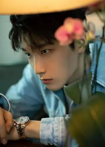 邢昭林穿牛仔褂拍写真清爽帅气 面庞清秀微微一笑可盐可甜