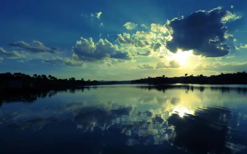 壁纸 湖,清澈的水,反射,天空,云,太阳光线 3840x2160 uhd 4k 高清壁纸