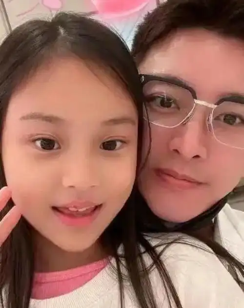 贾乃亮坐绿皮火车,买了10斤瓜子,被大爷夸只有二十多岁|甜馨|李小璐