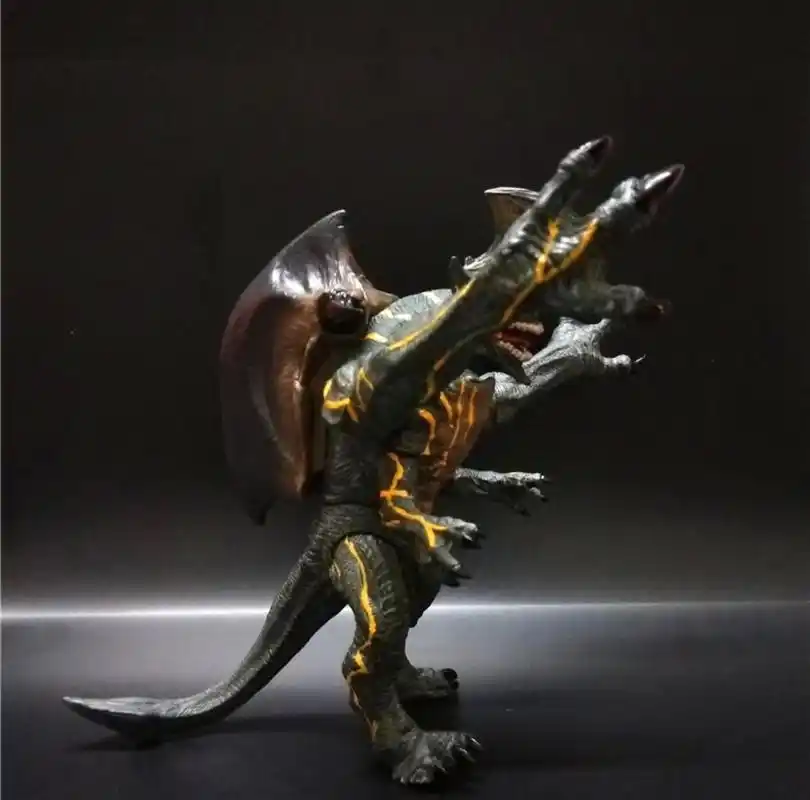 环太平洋怪兽模型展示:不论刀头兽还是斧头兽,都是开菊兽