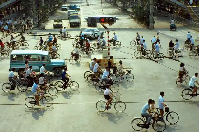 【每天老照片】--6066-- 老照片:九十年代的西安,机动车道上都是