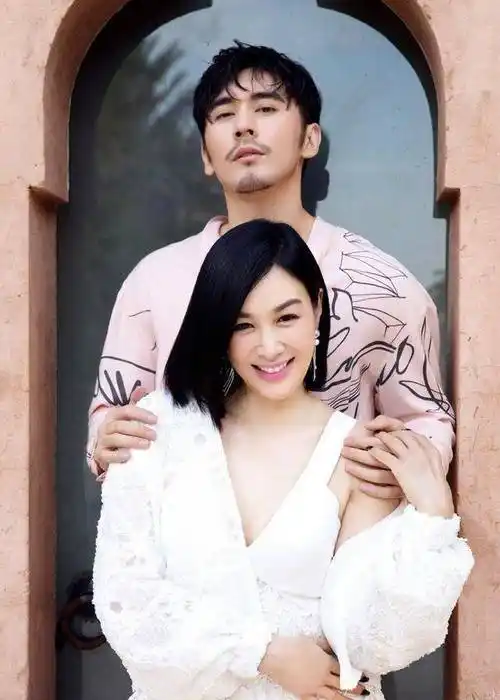 原创50岁的钟丽缇蕾丝长裙仙气飘飘状态比21女儿好比老公还要显嫩