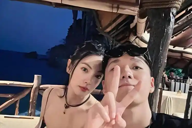 比萧亚轩更快乐!张雨绮新男友疑似又是弟弟,敢爱敢恨真大女主