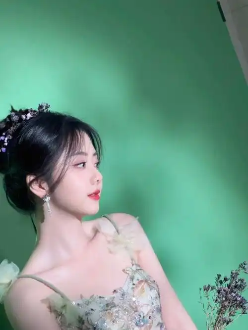 谭松韵刺绣繁花绿纱裙##北京台春晚