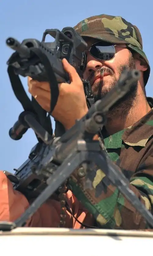 从老爷枪到fn2000:利比亚犹如枪支博物馆(组图)