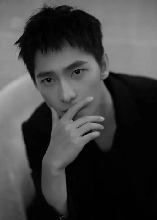 最不挑发型的明星狗啃刘海更衬托出凌厉五官