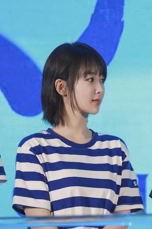 杨紫剪妹妹头扮邻家瘦身后穿衬衫曲线仍明显好身材藏不住