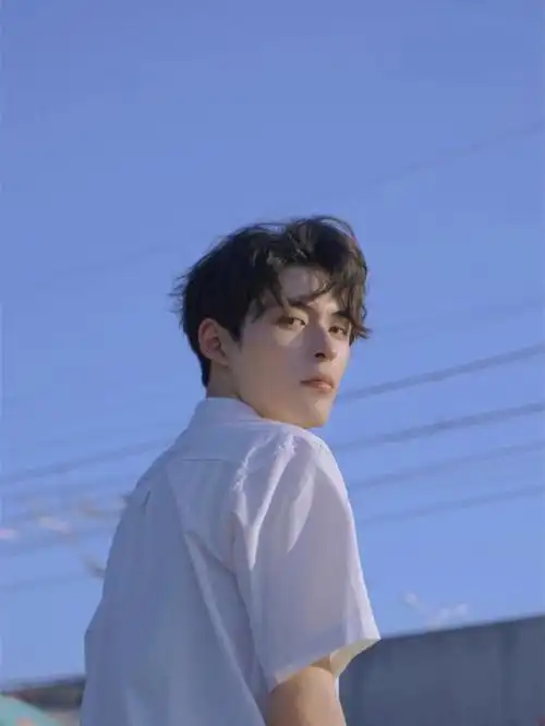 男生穿白衬衫拍照真的绝绝子