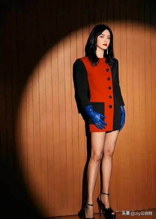 姚晨的腿自带丝袜特效穿开叉裙惊艳全场身材比例不输超模