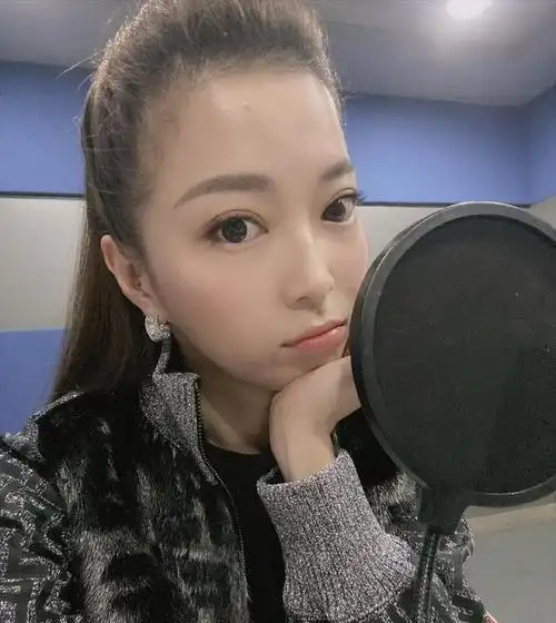 回顾她是东方卫视主持人,曾风光出嫁,离婚后11年独自抚养儿子长大