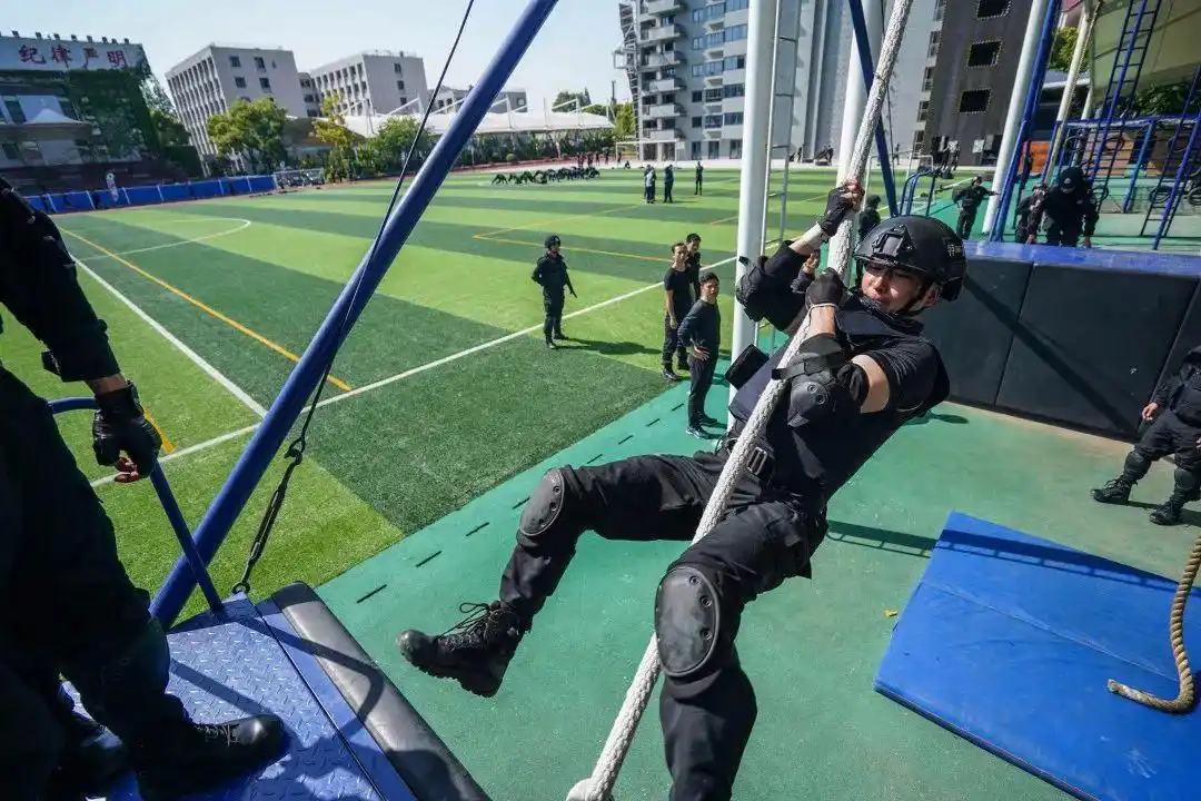 全警实战大练兵综合训练综合越障索降攀岩五公里跑射击训练看特警蜀黍