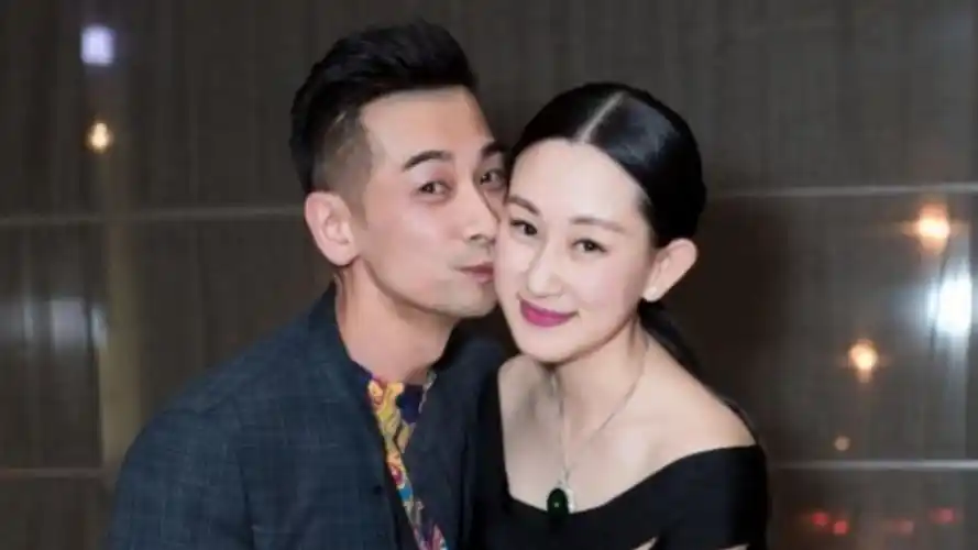 赵文卓夫妇甜蜜逛街,给老婆开车门好老公典范,结婚17年恩爱依旧